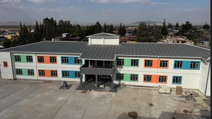 Büyükşehir Belediyesi’nin Kocaeli Üreten ve Yöneten Kadınlar Platformu ile birlikte Hatay’ın Kumlu ilçesinde inşa ettiği okul inşasında sona gelindi